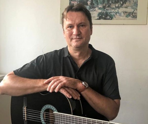 Prof. Gitarrenunterricht mit Gesang (auch online) in München