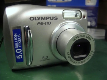 Digicam Olympus FE 110 mit normalen Batterien betreibbar und Super Macro