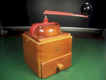 Kaffeemühle aus Holz 18h x 11,5 b x 11 t.