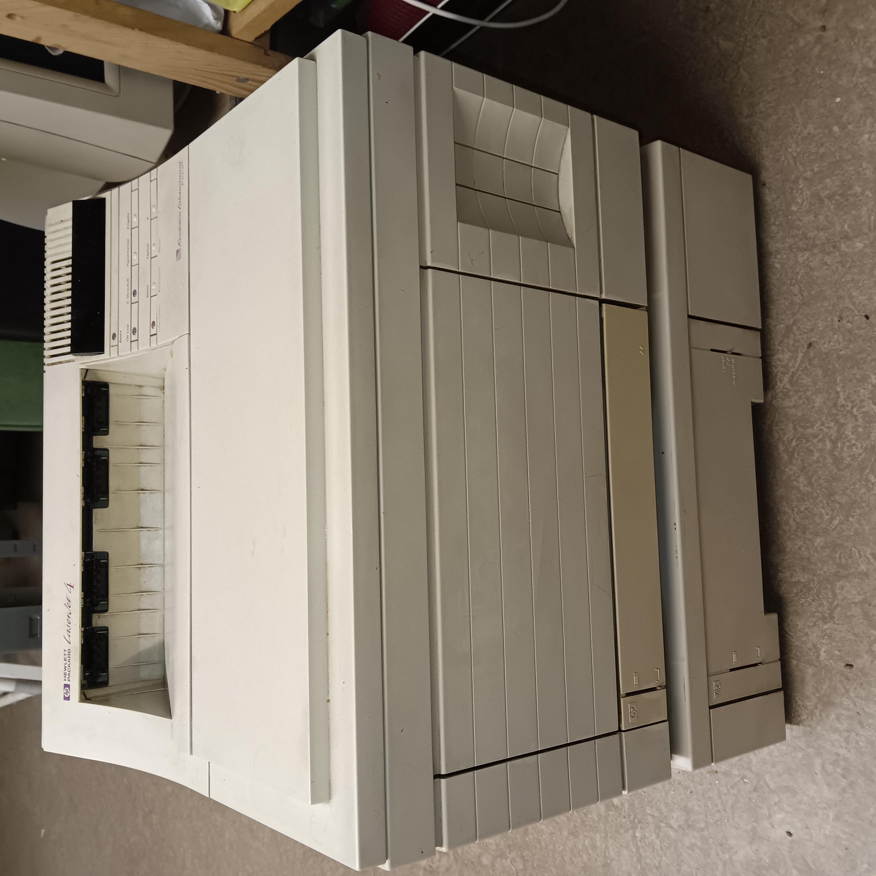 HP LaserJet 4 mit zusätzlichem Papierfach