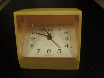 Mid-Century Vintage gelber Europa Prismenwecker verstecktes Zifferblatt mit Kippfunktion und Alarm