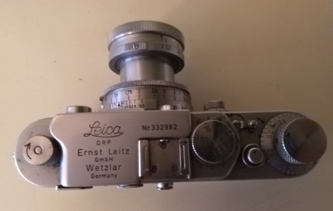Leica Kamera mit Summitar Linse - Das Sammlerstück für Profi Fotografen