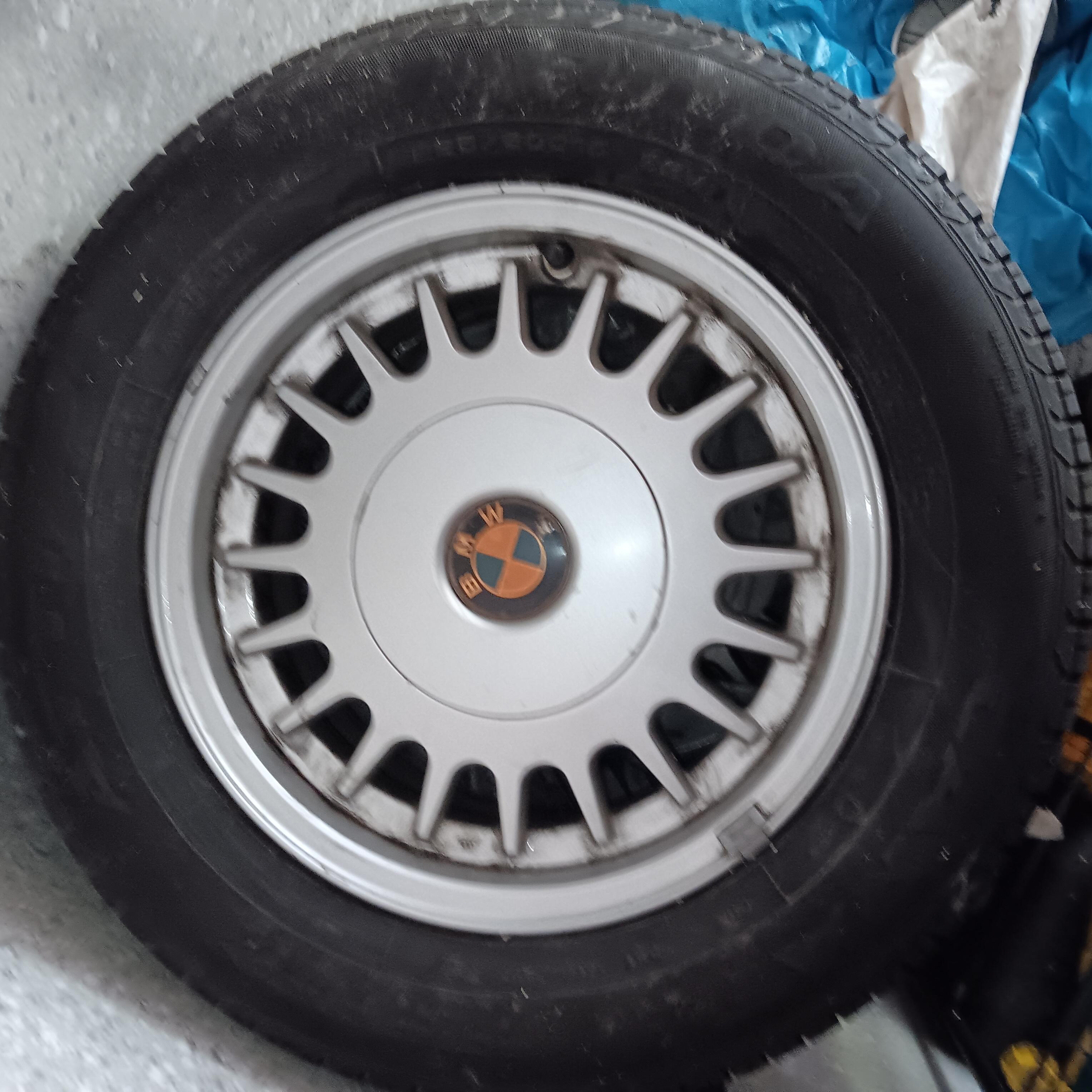 4 Autoreifen auf Felgen BMW