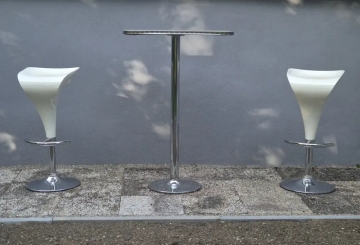 Bar Tisch plus 2 Bar Stühle