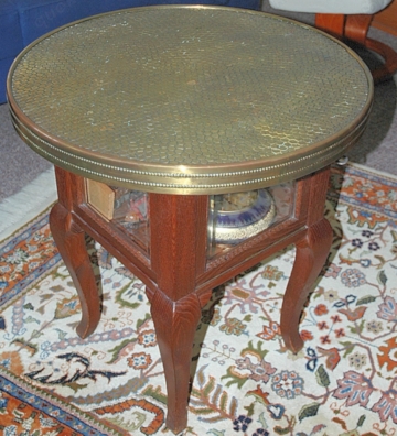 Schönes, antikes Tischchen