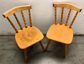 2 rustikale Massivholzstühle, faschmännisch überarbeitet zu verschenken