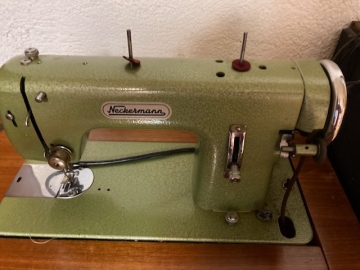 Nähmaschine in Möbel verbaut, Pedalantrieb
