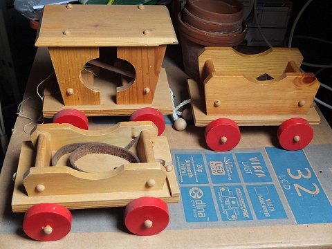 Großer Holzzug (Lok und 3 Wagen)