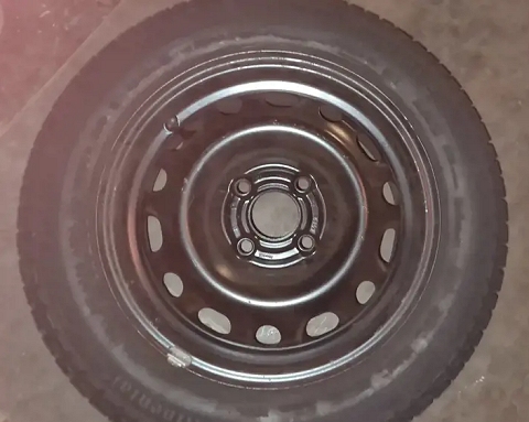 4 Felgen aus Stahl mit Reifen