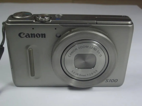 Canon PowerShot S100 Digitalkamera mit Akku und Ladegerät