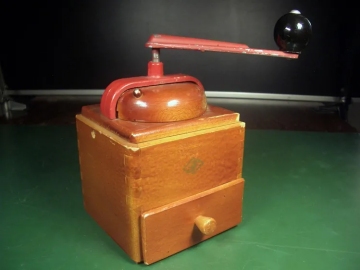 Kaffeemühle aus Holz 18h x 11,5 b x 11 t.