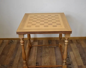Schachbrett- oder Beistelltisch