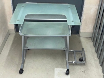 Computertisch aus Milchglas zu verkaufen