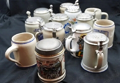 13 Bierkrüge 0,5 L., teilweise mit Zinndeckel, verschiedene Motive