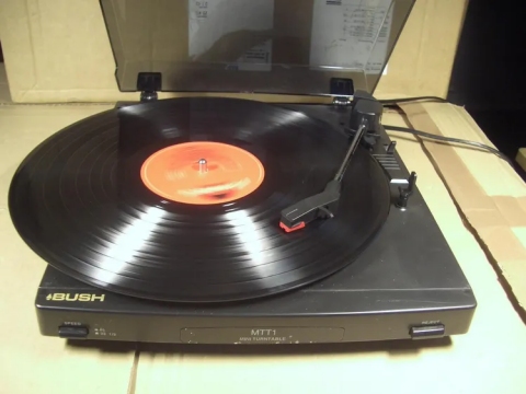 Bush MMT1 kleiner automatischer Plattenspieler mit AUX Anschluss!