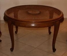Chippendale Tisch mit Rohrgeflecht und Glasplatte