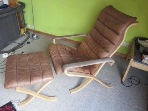 leichter Ledersessel mit Hocker