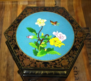 Asiatischer Beistelltisch, hexagonal mit floralen Reliefs und Malerei, 64cm hoch
