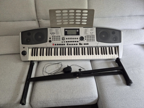 Keyboard mit anschlagdynamischen Tasten zu verkaufen