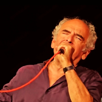 ENGLISH SINGER AVAILABLE Do you have a band in the Rock or Soul genre that needs a singer?