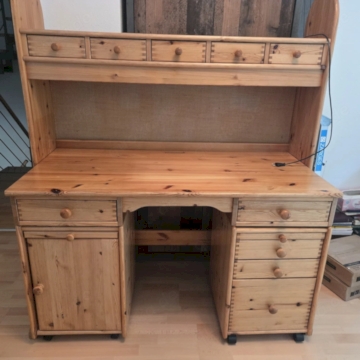 Schreibtisch Kiefer massiv mit zwei Rollcontainern zuverschenken