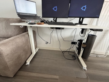 Elektrisch höhenverstellbarer Schreibtisch, weiß, 130 cm breit