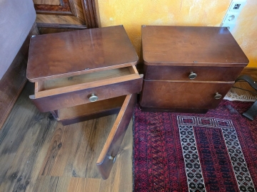 2 Nachtkästen Vintage Nachttische aus Holz im Stil der 1950er-Jahre