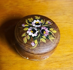 Kleine Schmuckdose aus Holz mit floralem Deckelmotiv