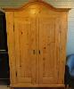 Antik-rustikaler Kleiderschrank aus Kiefernholz, zweitürig