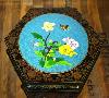 Asiatischer Beistelltisch, hexagonal mit floralen Reliefs und Malerei, 64cm hoch
