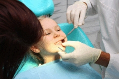 Entspannte Kinder im Zahnarztstuhl