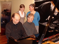 Wunderbare Blaue Benefiz-Stunde mit Klavier zu vier Händen