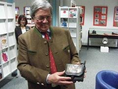 Josef Kirchmeier mit dem neuesten Exponat der Ausstellung