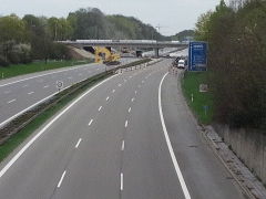 Abriß: Die Brücke über die A96 ist weg.