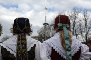 Feststimmung unterm Maibaum auf dem Laimer Anger