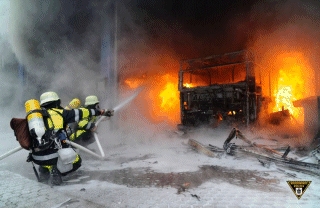 Großbrand bei Busunternehmen