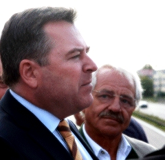 Schmid und Seidl machen sich für Sauberkeit und Überwachung der Parkanlageregeln im Westpark stark