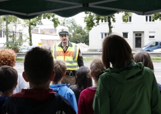 Sicherer Schulweg - Aktionstag der Polizeiinspektion 41 an der Grundschule Fürstenrieder Straße Sicherer Schulweg - Aktionstag der Polizeiinspektion 41 an der Grundschule Fürstenrieder Straße