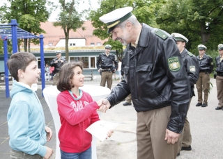 Sicherer Schulweg - Aktionstag der Polizeiinspektion 41 an der Grundschule Fürstenrieder Straße Sicherer Schulweg - Aktionstag der Polizeiinspektion 41 an der Grundschule Fürstenrieder Straße