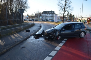 Pkw-Fahrer prallt gegen Lichtmast und wird schwer verletzt