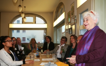 Saftige Vorträge statt trockener Text - Naomi Isaacs beim 74. Unternehmerstammtisch in Laim