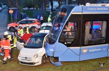 Schwerer Verkehrsunfall mit einem PKW und einer Trambahn in der Agnes-Bernauer-Straße