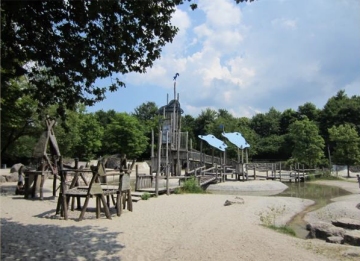 Kreativprogramm am Wasserspielplatz und Ferienbetreuung - Sommerferien mit dem Feierwerk Dschungelpalast