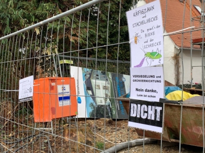 Gegen Gentrifizierung, Flächenversiegelung und Investorenarchitektur: Plakataktion am Baustellenzaun