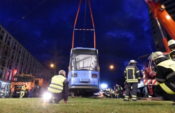 Straßenbahn fährt ins Grüne