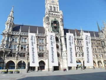 75 Jahre Tag der Befreiung - weiße Fahnen für Frieden und Freiheit