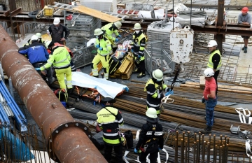 Bauarbeiter auf Baustelle schwer verletzt