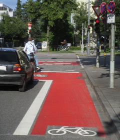 Aindorfer-/Fürstenrieder Straße - Markierter Radweg mit Aufstellfläche für Linksabbieger