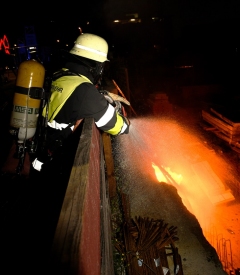 Flammen in Baugrube