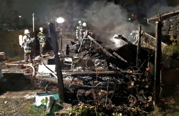 Zwei Verletzte bei Feuer in Kleingartenanlage